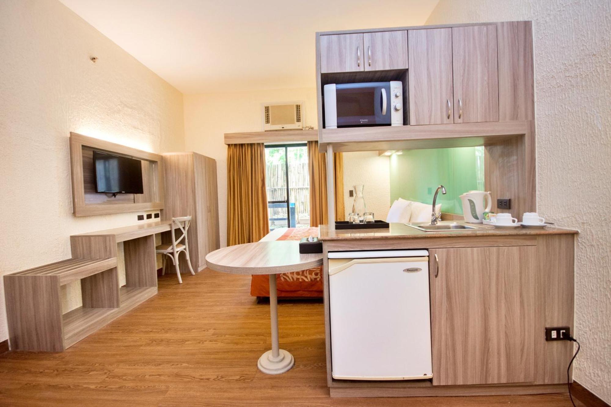 Microtel By Wyndham Boracay Balabag  Esterno foto
