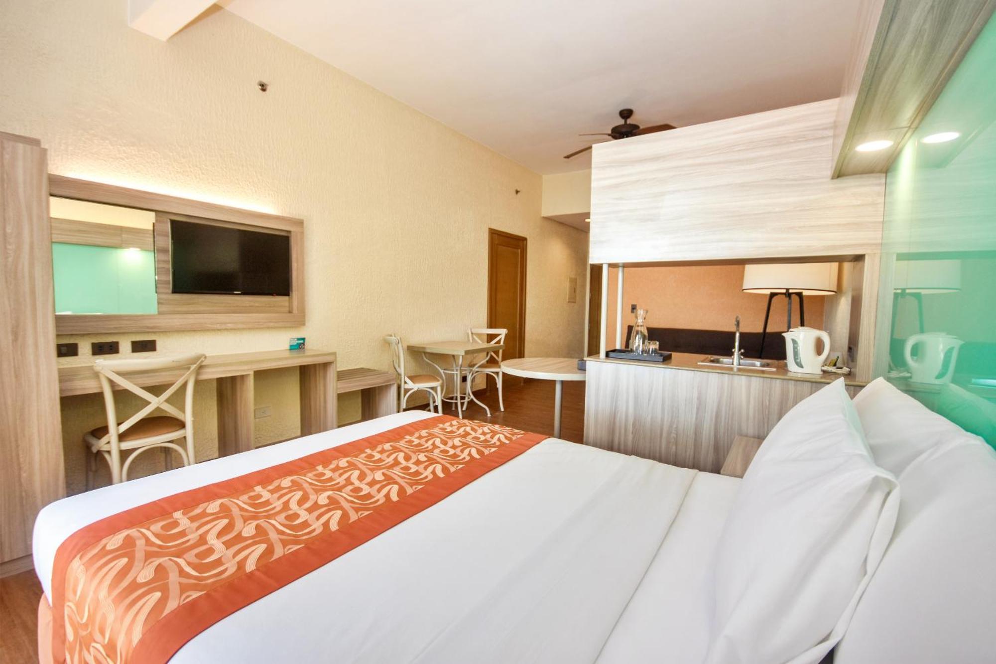 Microtel By Wyndham Boracay Balabag  Esterno foto