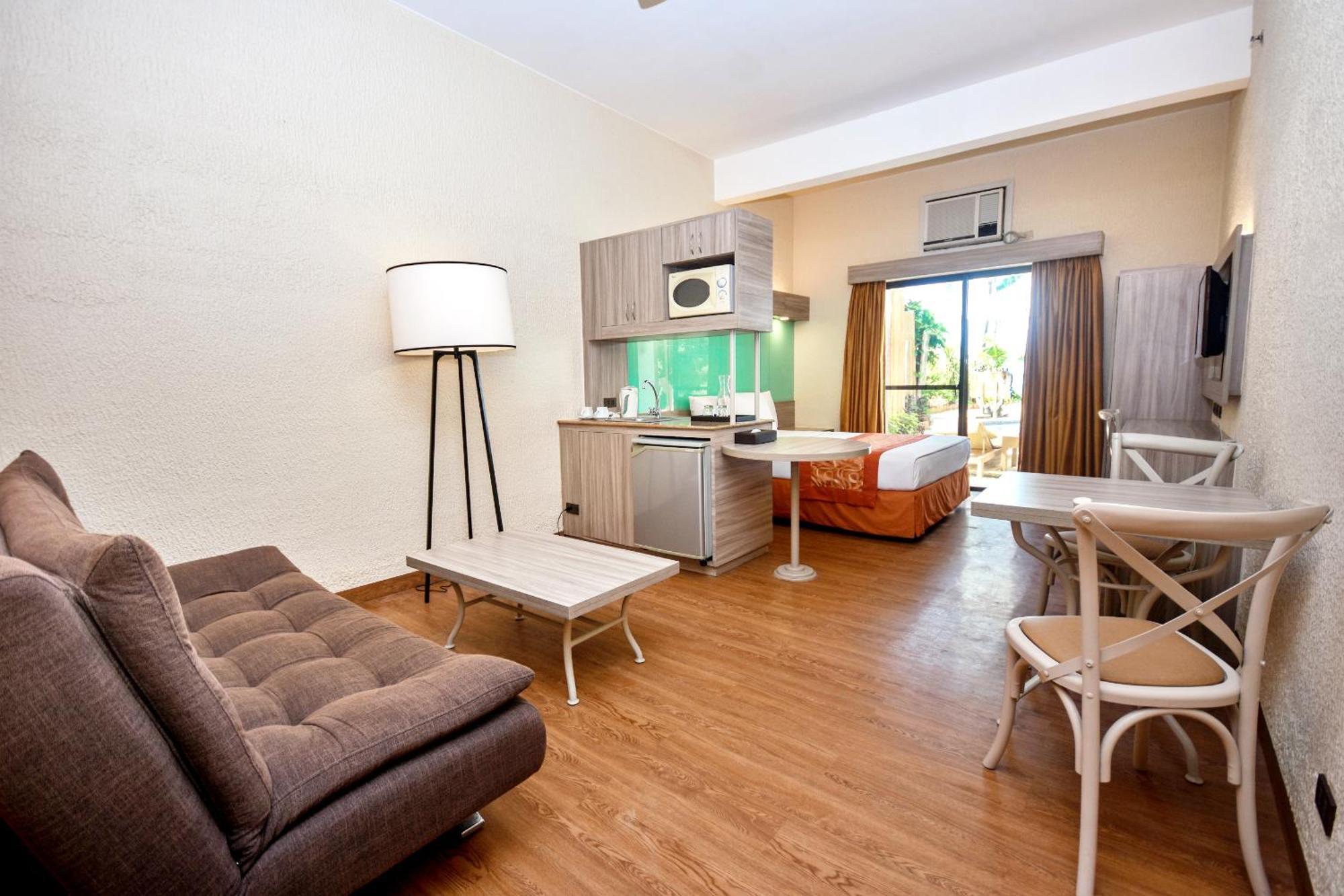 Microtel By Wyndham Boracay Balabag  Esterno foto