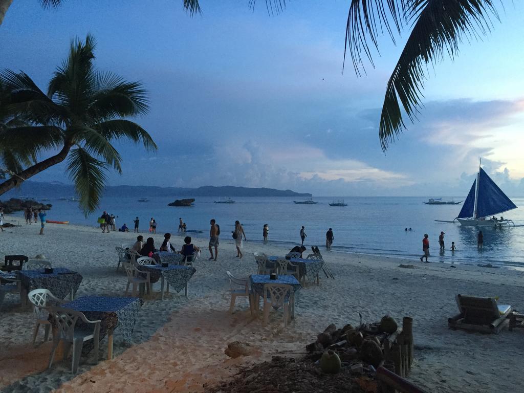 Microtel By Wyndham Boracay Balabag  Esterno foto